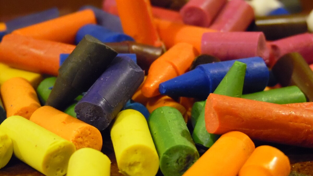 Matériel créatif préparé sur une table pour une activité manuelle 8-12 ans