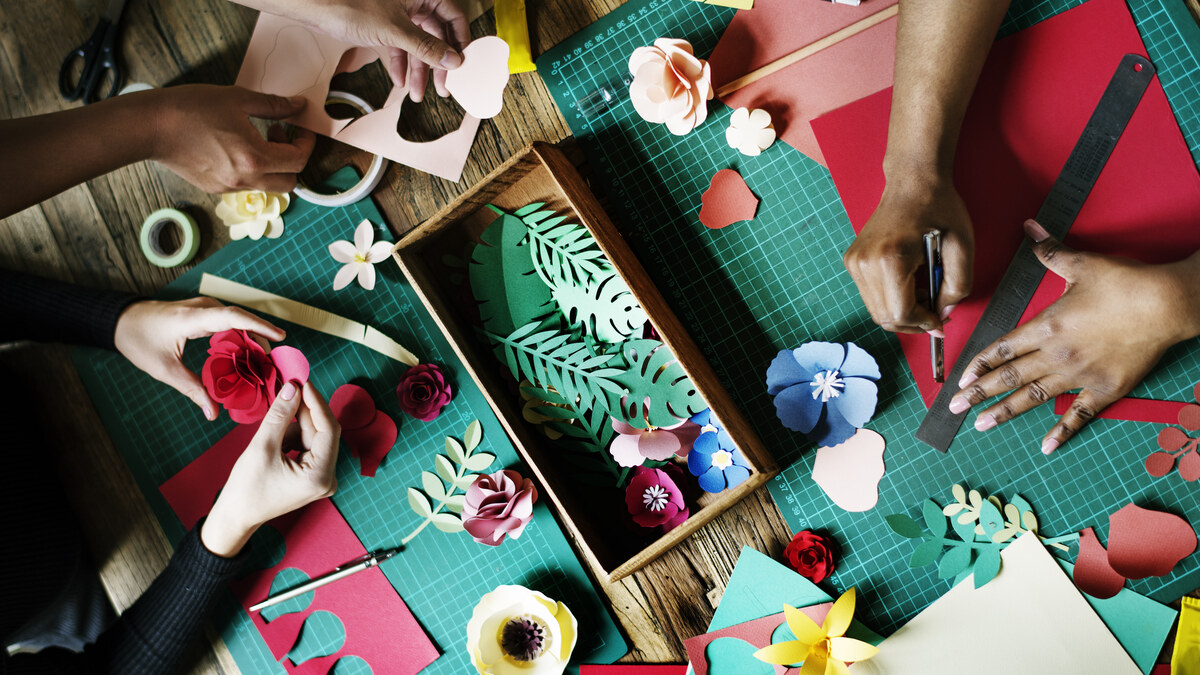 Atelier d’activités manuelles faciles en papier avec fleurs découpées et matériel créatif