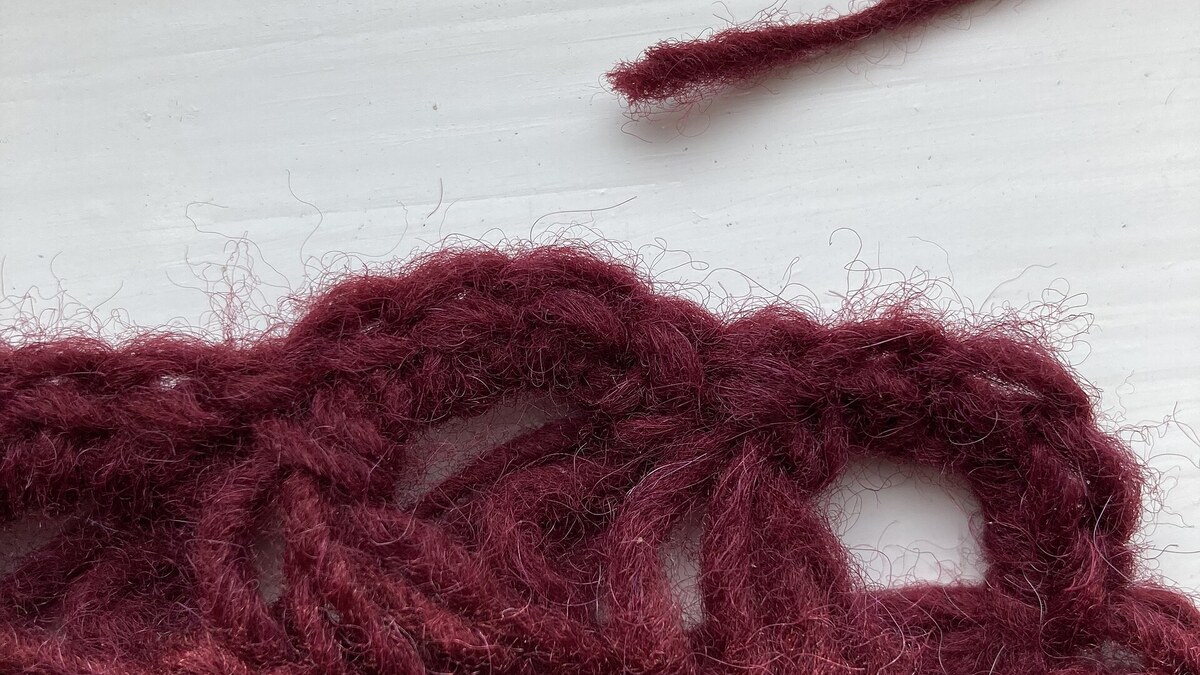 Gros plan réaliste de crochet et fil pour apprendre le crochet facilement