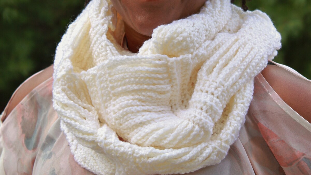 Écharpe au crochet facile réalisée avec un motif répétitif