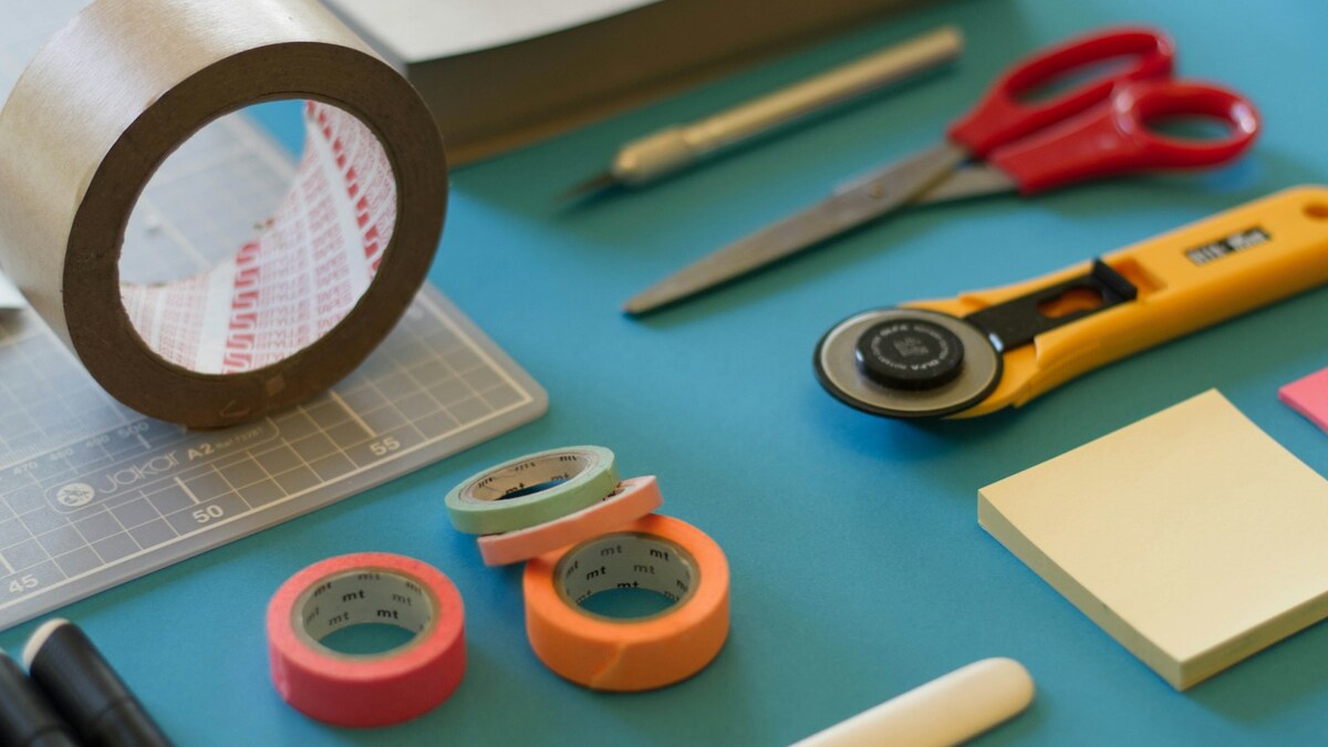 Table de loisirs créatifs avec papier, ciseaux, textile et matériel pour trouver une idée activité manuelle