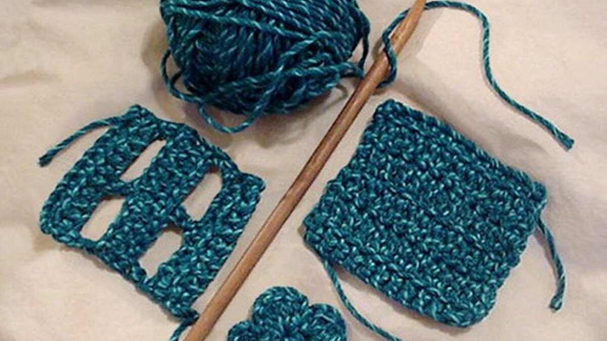 Matériel de crochet bleu avec fil et crochet pour préparer un amigurumi