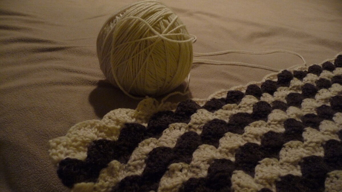 Pelote et ouvrage au crochet pour apprendre les bases du crochet