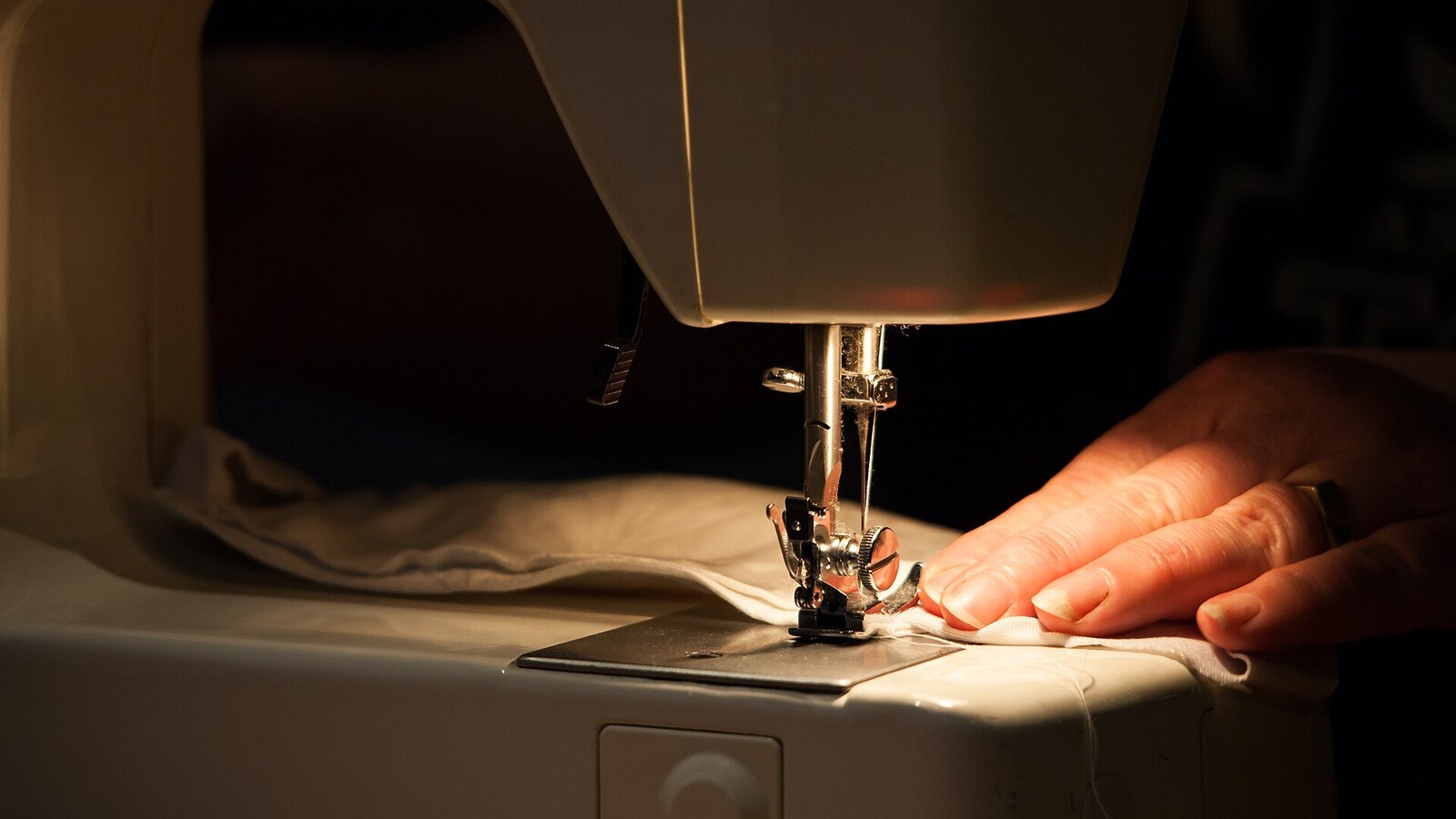 Débuter la couture avec une machine à coudre, du tissu et un guide pratique