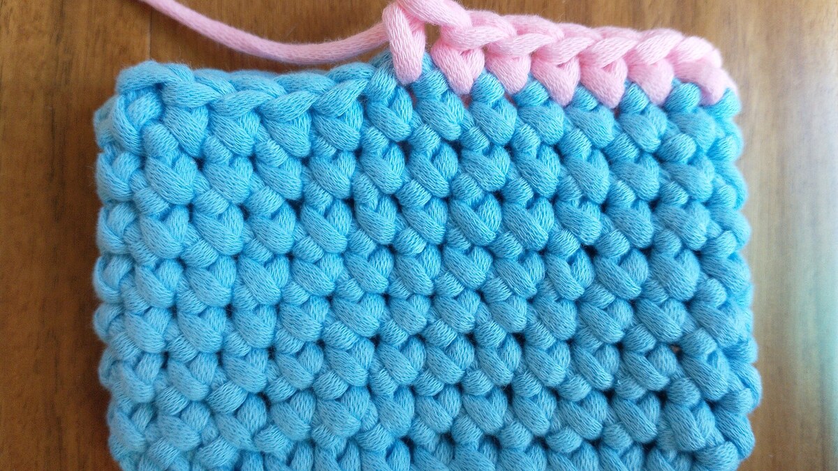 Pelotes de laine et crochet prêts pour suivre un patron pour crochet