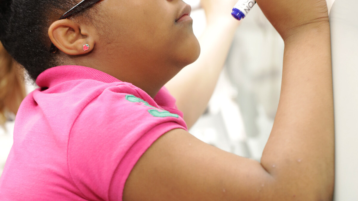 Fille réalisant une activité manuelle créative à la maison