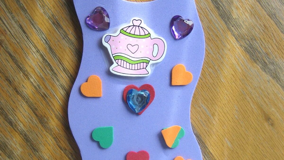 Création manuelle colorée sur une table pour un anniversaire d’enfant