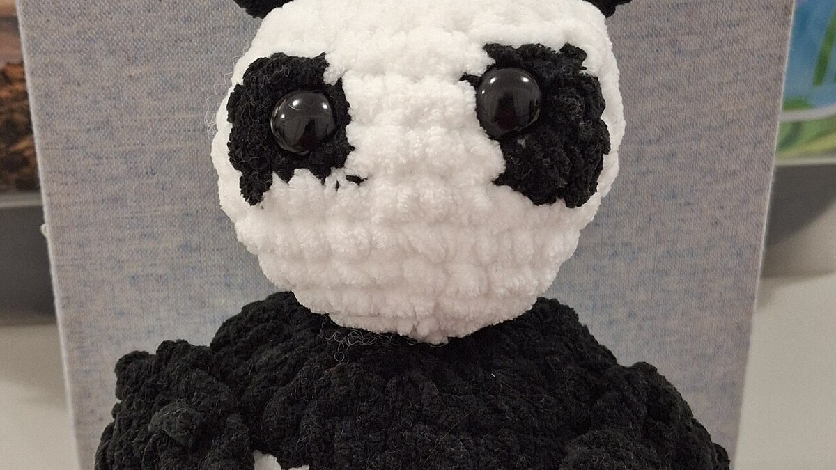 Amigurumi panda noir et blanc au crochet