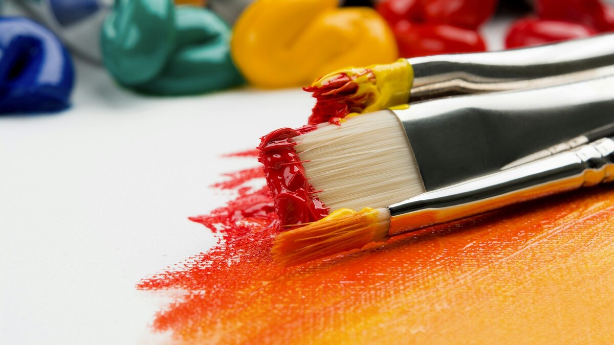 Matériel créatif coloré pour préparer une décoration de rentrée scolaire