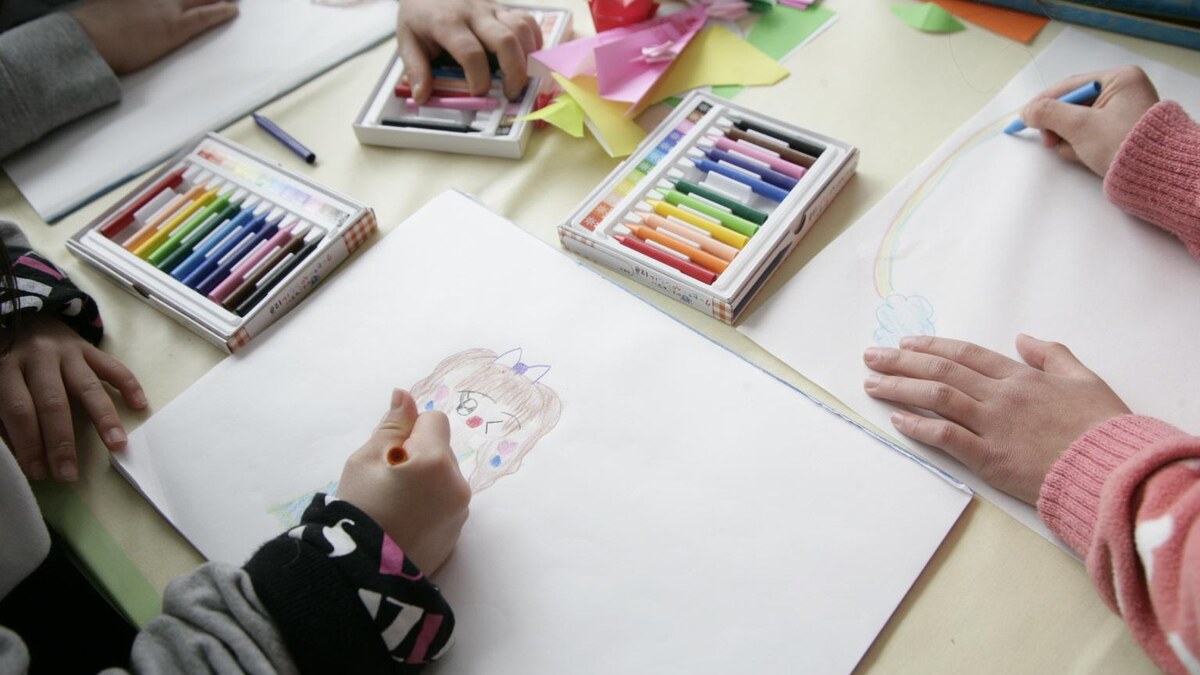 Enfants dessinant avec des crayons colorés pour un loisir créatif à 3 ans