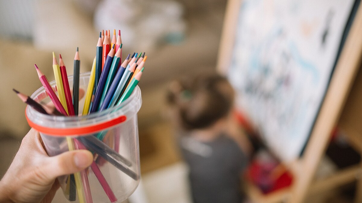 Pot de crayons de couleur pour choisir un modèle de dessin facile à faire