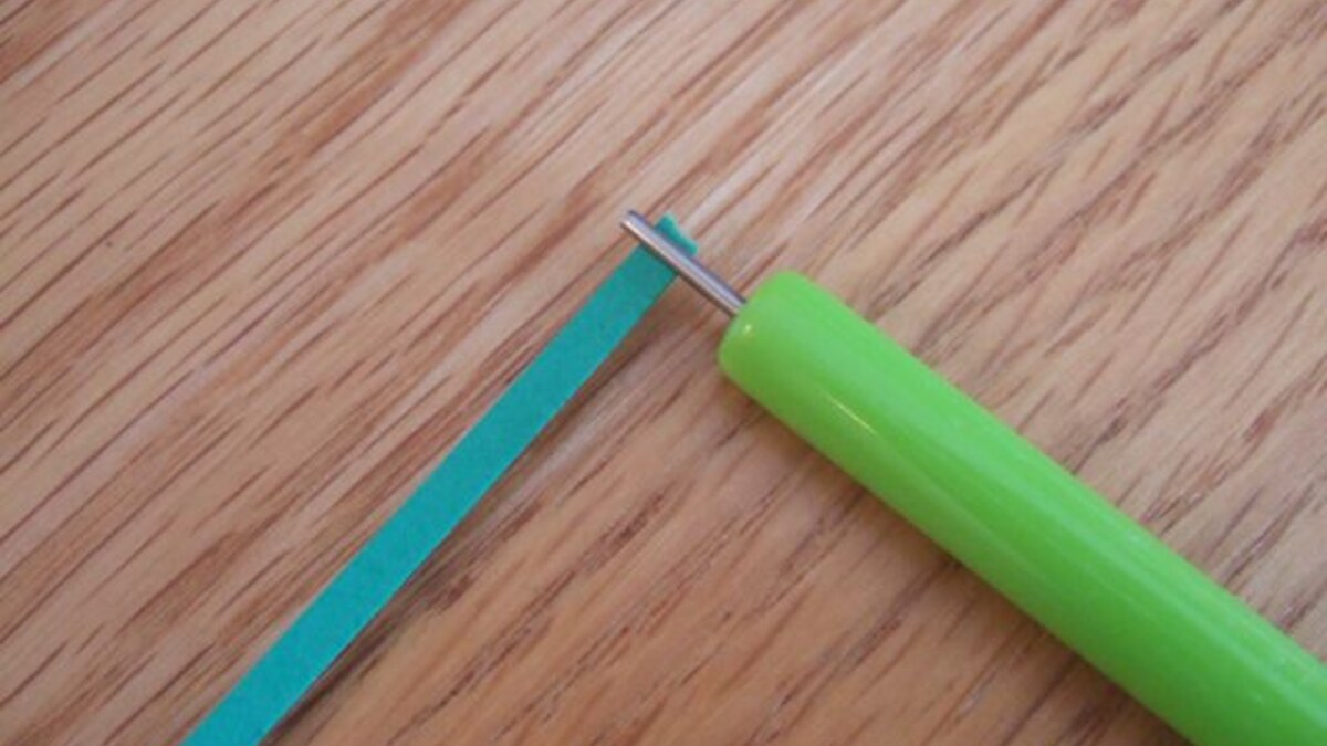 Outil et bande de papier pour réaliser un modèle de quilling