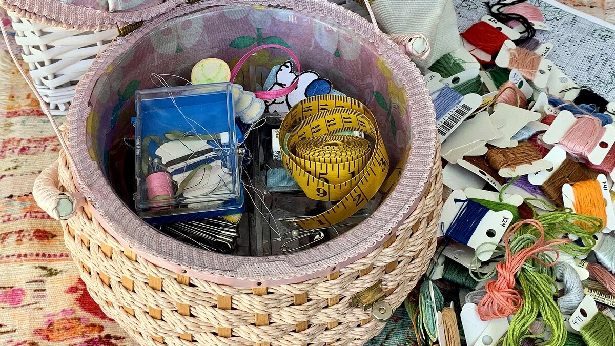 Panier de couture avec fils, mètre ruban et accessoires pour un tutoriel débutant