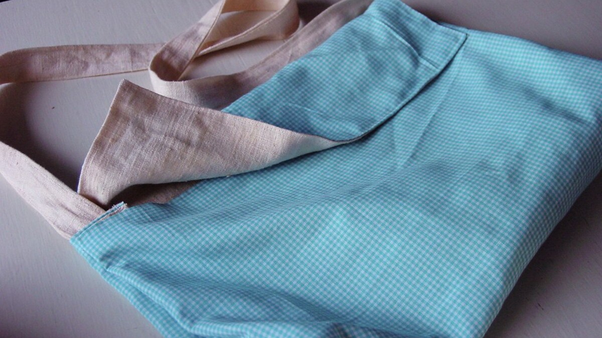 Sac en tissu bleu cousu à la main, idée de projet couture facile