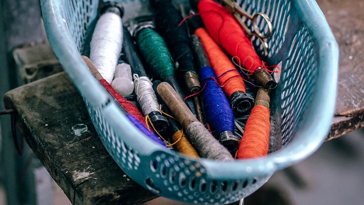 Boîte de couture avec bobines de fil colorées pour débuter la couture