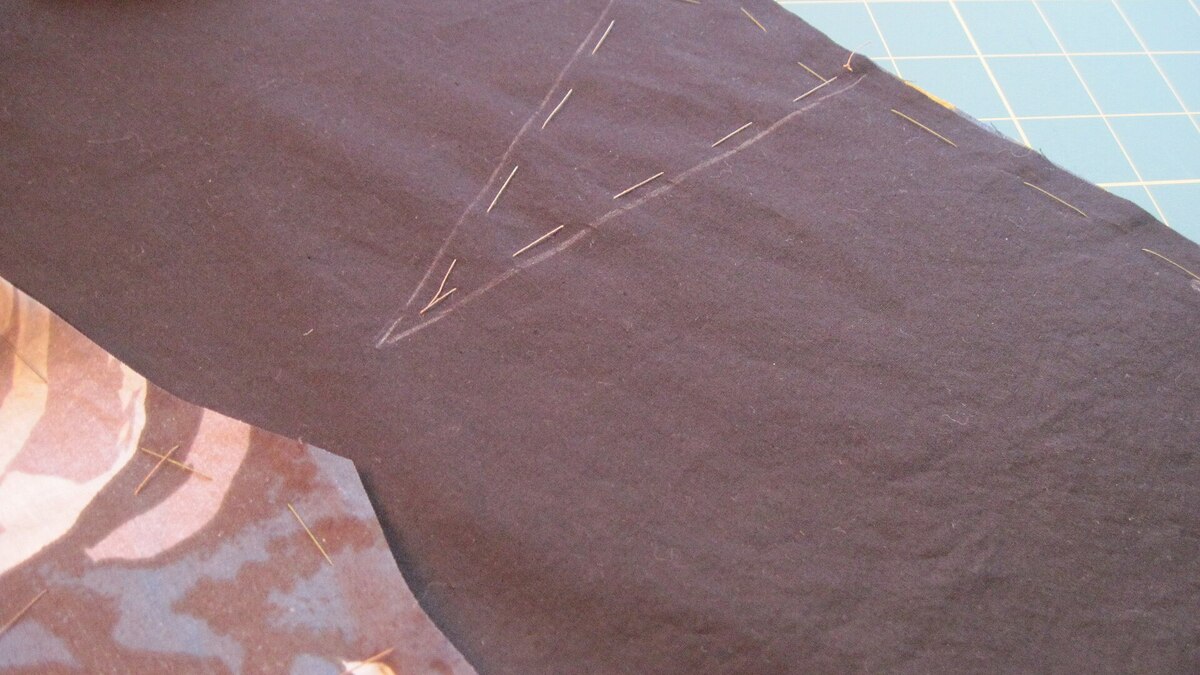 Patron de couture épinglé sur du tissu avant la coupe