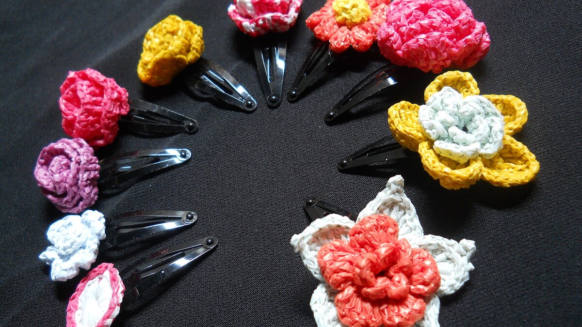 Fleurs au crochet colorées pour accessoire textile