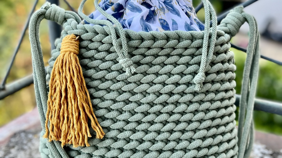 Petite pochette au crochet vert sauge avec un pompon moutarde